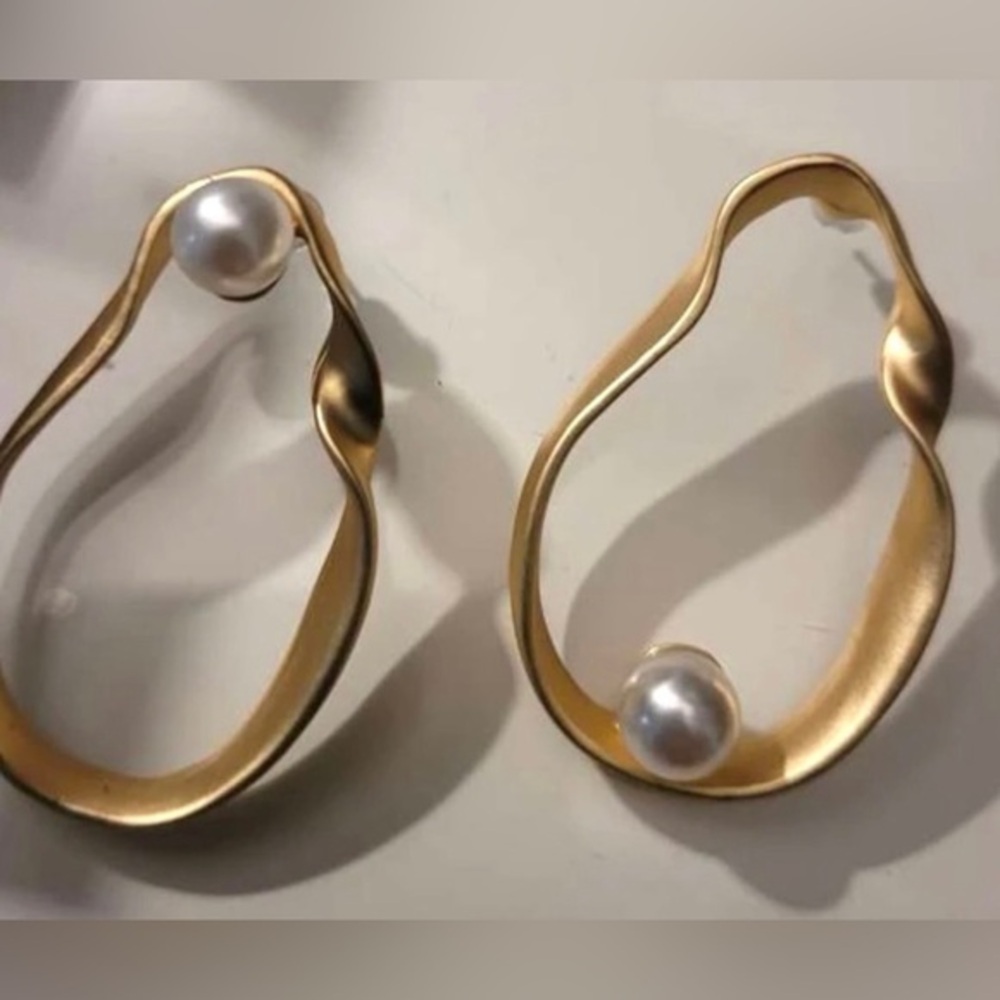 Pearls Opposing Wavy Curvy Matte Open Hollow Oval Elegant Stud gold